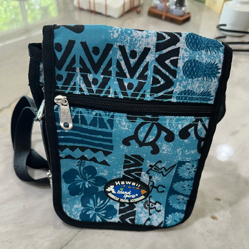 Hawaiian-print crossbody travel bag by Hawaii Spirit